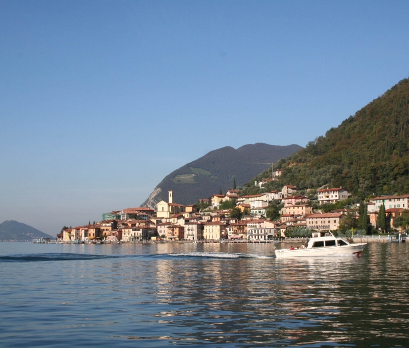 Peschiera Maraglio dal lago