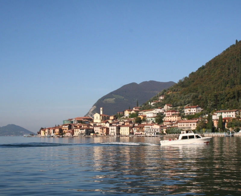 Peschiera Maraglio dal lago